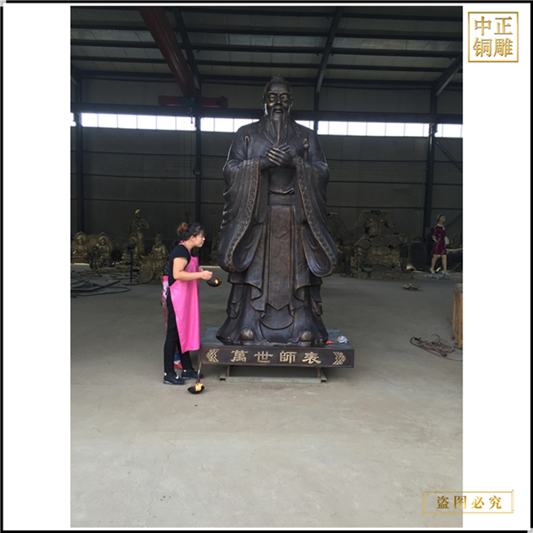 1.學?？鬃咏虒W雕塑.jpg